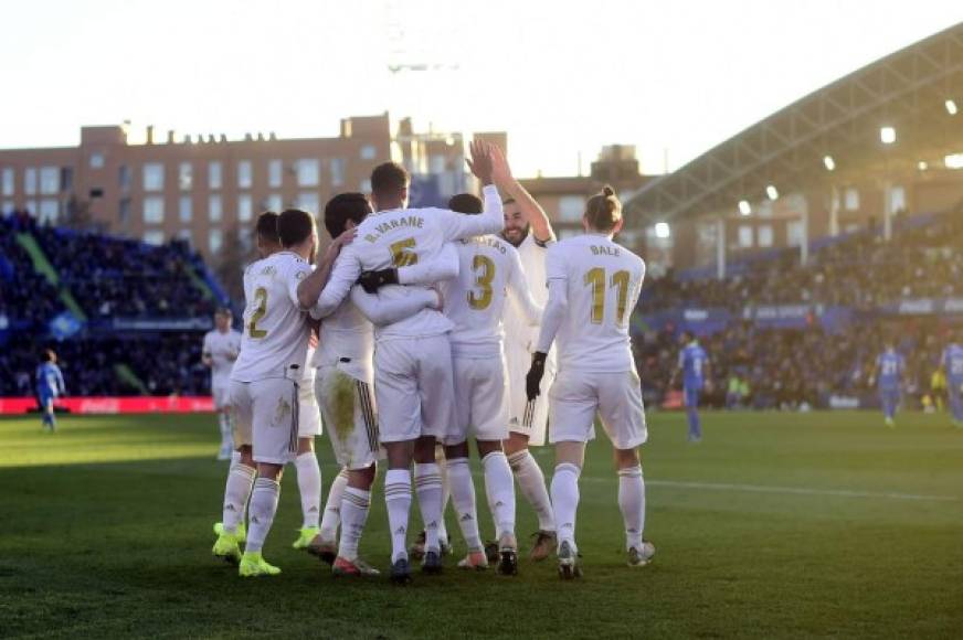 Los jugadores del Real Madrid felicitando a Varane tras el segundo gol.