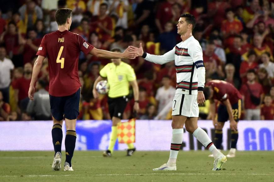 Cristiano Ronaldo saludando al defensa español Pau Torres al final del partido.