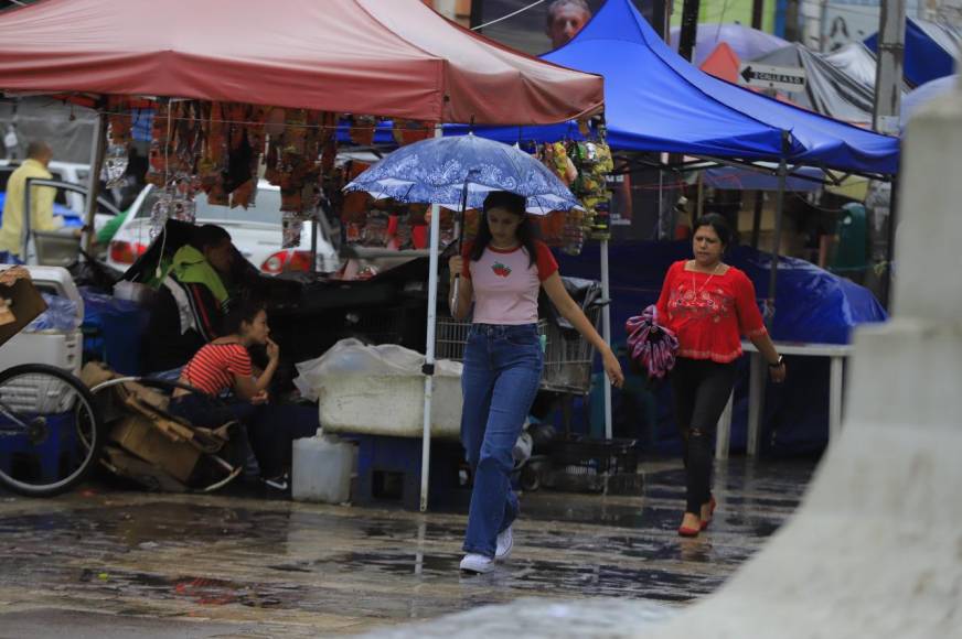 La masa de aire frío dejará viento fresco y acelerado del norte, con lluvias y chubascos moderados en la región norte y norte de Yoro, según la información oficial.