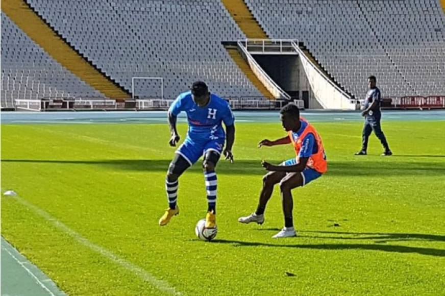 Romell Quioto es marcado por Félix Crisanto en el entrenamiento de la Bicolor.