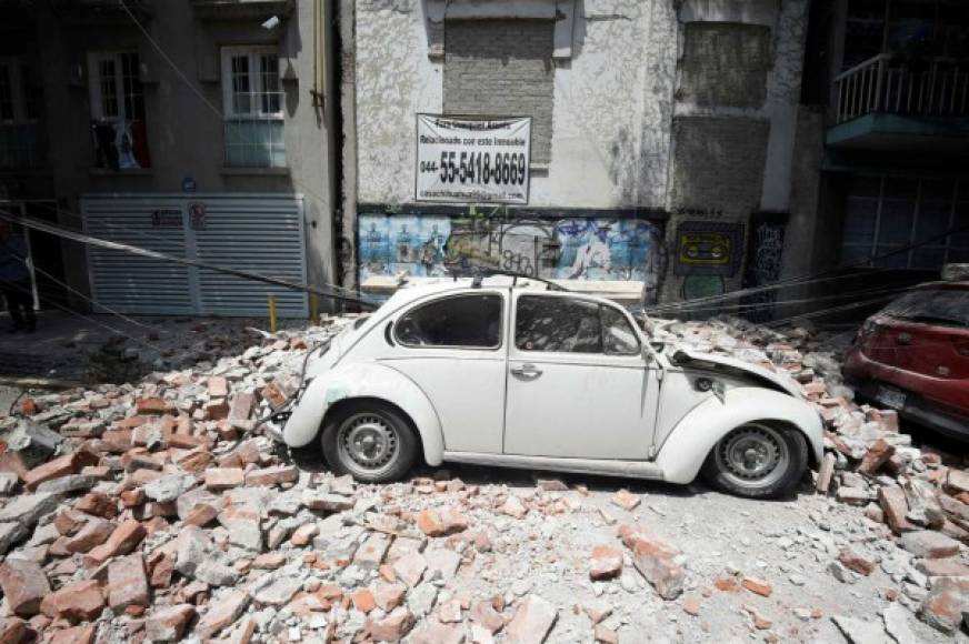 Varios autos resultaron dañados por los escombros caídos de varios edificios en la Ciudad de México.