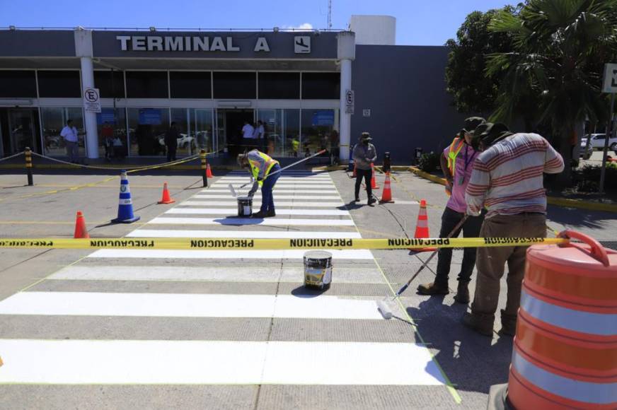 Personal realiza trabajos de mantenimiento.