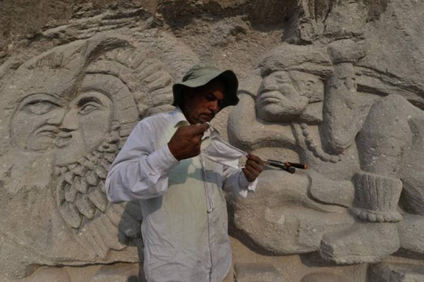 El hondureño Alejandro Espinoza escapa del confinamiento y la miseria provocados por el nuevo coronavirus con esculturas de figuras mayas que exhibe en un bulevar de Tegucigalpa. Fotos: Orlando Sierra/AFP