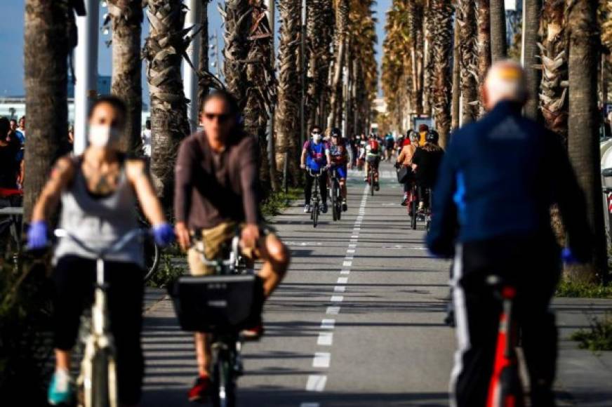 Después de haber autorizado a los niños menores de 14 años a salir desde el 26 de abril, el gobierno dio un paso más en la flexibilización de las condiciones del confinamiento impuesto desde el 14 de marzo, que era uno de los más rígidos en el mundo.