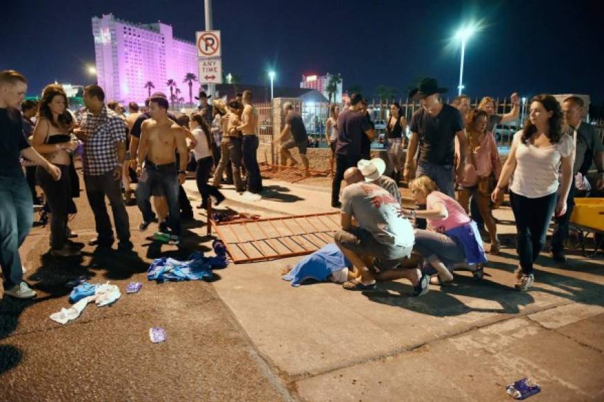 Personas auxilian a los heridos tras el sangriento ataque en Las Vegas. El autor se suicidó informó la policía.