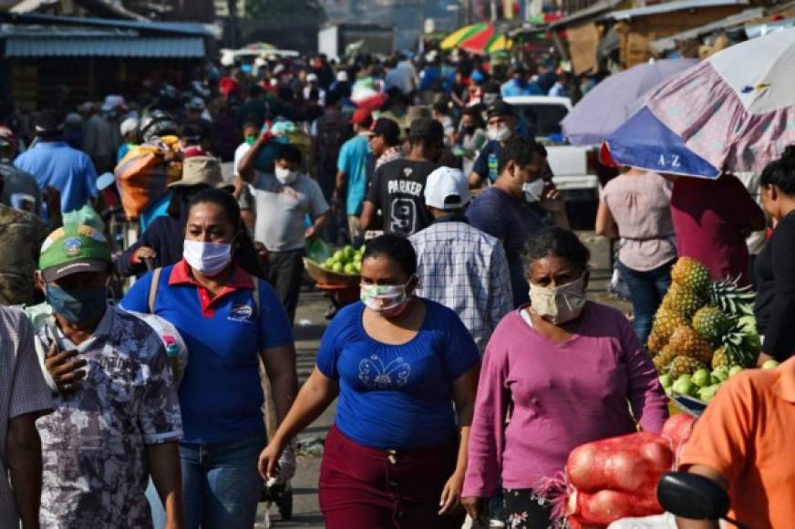 Este miércoles se llevó a cabo una jornada más para el abastecimiento de alimentos y medicinas en Honduras. Con restricciones en medio de la cuarentena por coronavirus, los hondureños salieron de sus hogares para abastecerse. Fotos: AFP.