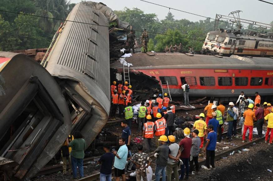 Las autoridades indicaron que todos los hospitales situados entre el lugar del accidente y Bhubaneswar, a unos 200 km, habían recibido víctimas. Unas 200 ambulancias, e incluso autobuses, fueron movilizados para transportarlas. 