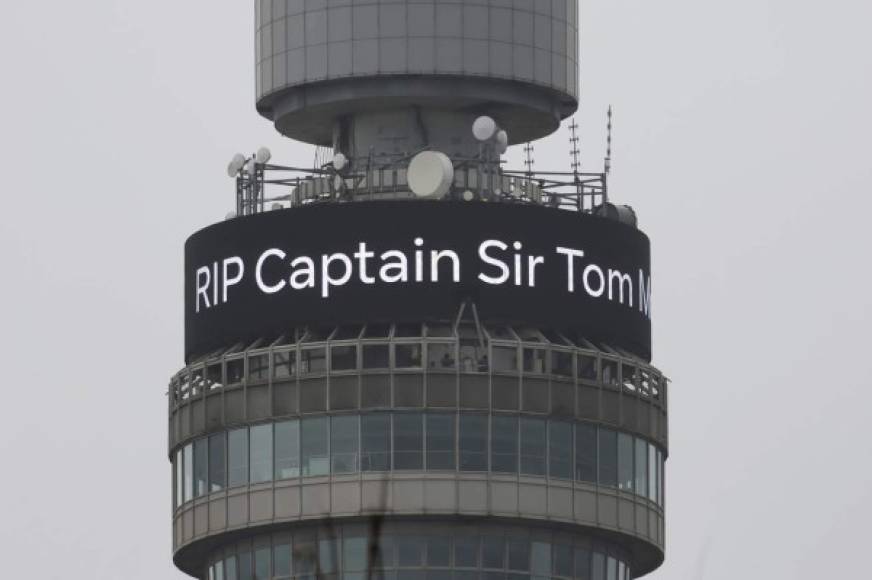 En muchos edificios de Londres se observó como rendían tributo en memoria de Tom Moore.