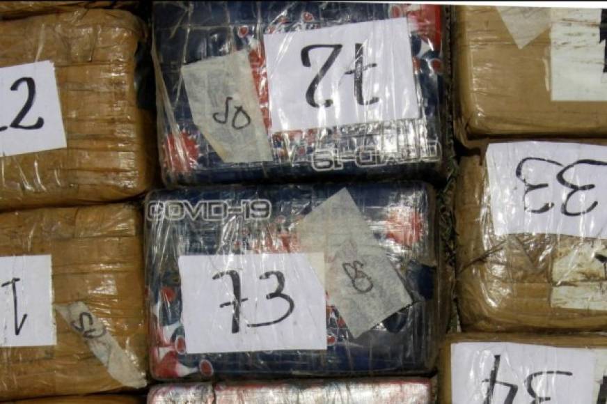 Fotografía que muestra algunos de los paquetes de los 2.392 kilos de cocaína que la policía hondureña se prepara para incinerar y que fueron incautados en diferentes operaciones contra el narcotráfico. EFE