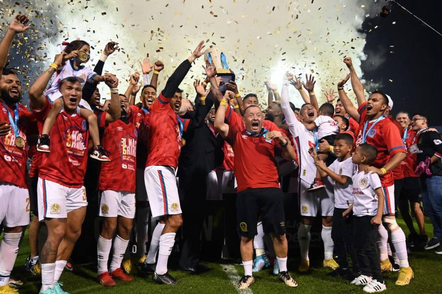 La celebración del plantel del Olimpia con su Copa 36.