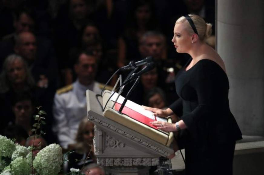 Pero fue la hija de McCain, Meghan, quien se dirigió directamente a Trump al reivindicar 'la grandeza' de Estados Unidos, asegurando que el país al que representó y defendió su padre 'no necesita ser grande de nuevo, porque siempre lo fue'.