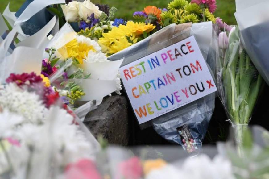 'Descansa en paz capitán Tom, te amamos', son parte de los mensajes de despedida para el veterano hombre de 100 años. Foto AFP