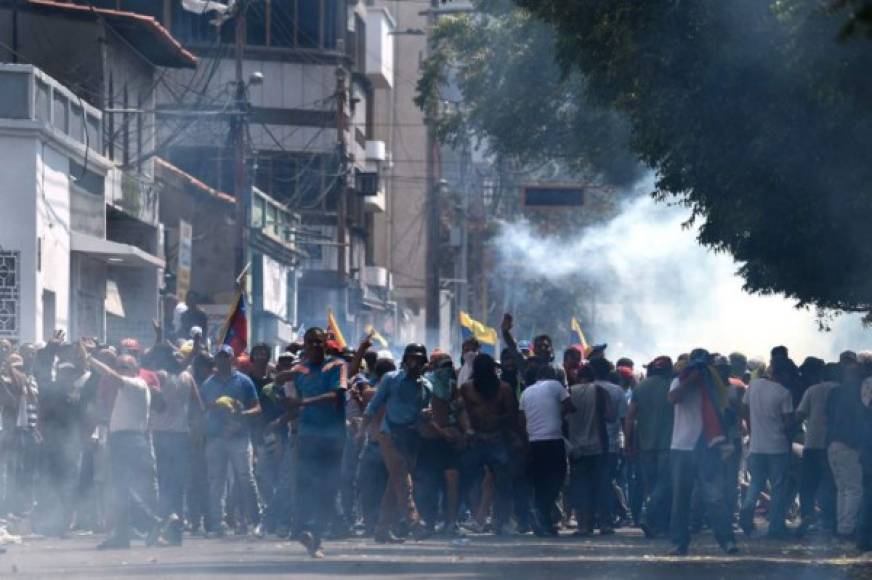 La marcha, integrada por cientos de personas, pretendía dirigirse al puente Francisco de Paula Santander, que comunica Ureña con la ciudad colombiana de Cúcuta, bloqueado por agentes de la militar Guardia Nacional Bolivariana.