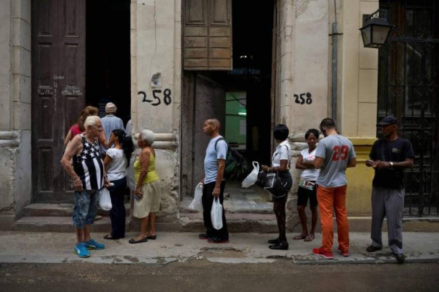 En enero de 2013, el gobierno de Raúl Castro eliminó los requisitos de viaje y autorizó a los cubanos a salir legalmente del país hasta por dos años sin perder sus bienes o residencia.