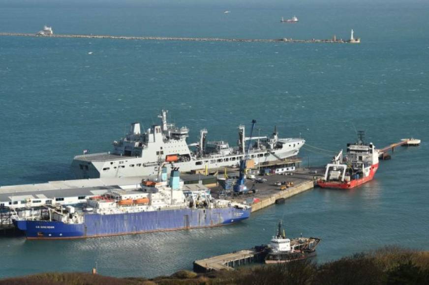 El regreso del barco con un cuerpo y restos del avión en el que viajaba Emiliano Sala. Foto AFP