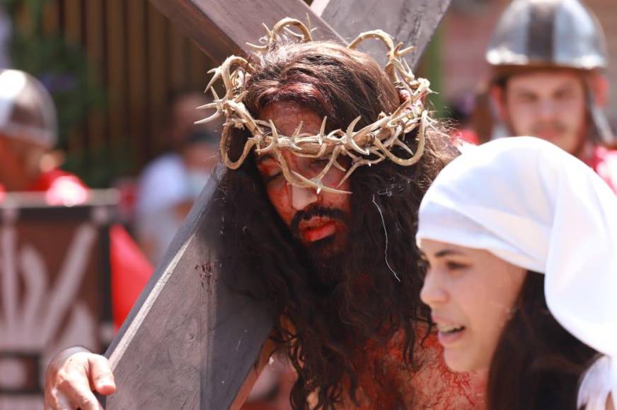 Imágenes de la concurrida celebración del Viacrucis en Trinidad, Santa Bárbara