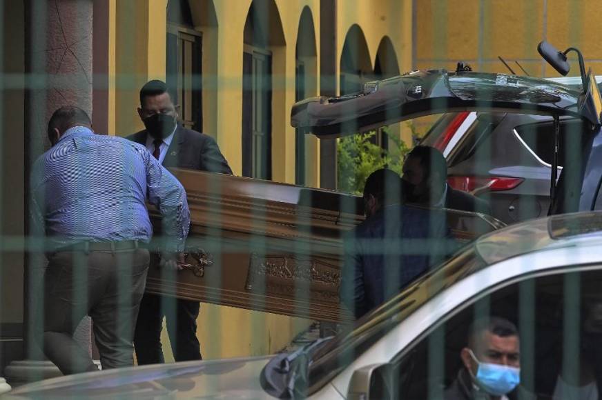  Empleados de una funeraria cargan un féretro con los restos de Said Lobo Bonilla, hijo del expresidente hondureño (2010-2014) Porfirio Lobo Sosa, en Tegucigalpa el 14 de julio de 2022.