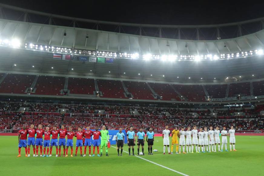 Las selecciones de Costa Rica y Nueva Zelanda durante los himnos nacionales en el estadio Ahmad Bin Ali en la ciudad catarí de Al Rayyan, al oeste de Doha.