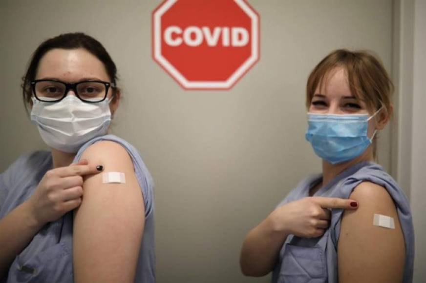 La aparición de dos nuevas variantes del coronavirus, un hecho natural y normal cuando un virus se reproduce de forma intensa, no significa que haya que reconsiderar la eficacia de las vacunas que se han desarrollado, según la Organización Mundial de la Salud (OMS).<br/><br/>