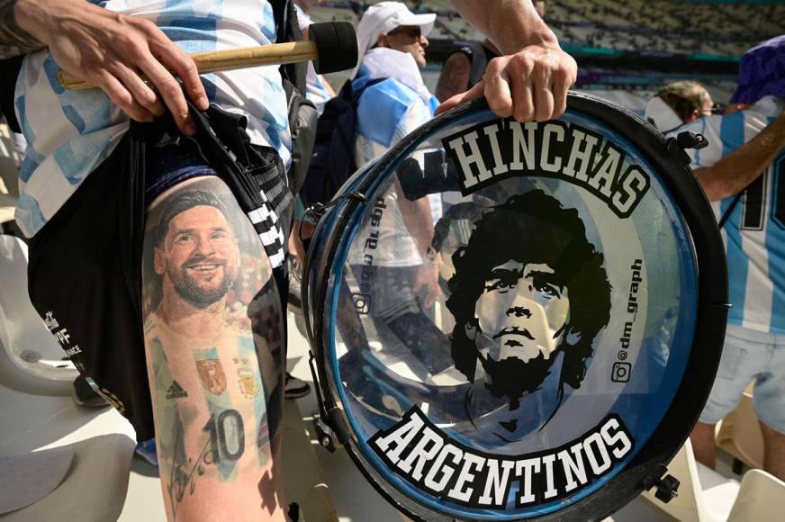 Este aficionado argentino se tatuó la imagen de Messi en su pierna izquierda y alentó a su selección con un instrumentos con la cara de Maradona.
