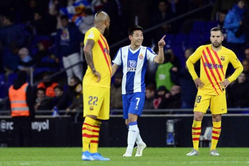 El chino Wu Lei celebrando su gol mientras es observado por Arturo Vidal y Jordi Alba.