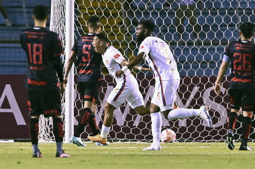 Secuencia de la celebración de Kevin López tras marcar el gol del 1-0 del Olimpia contra el Atlas.