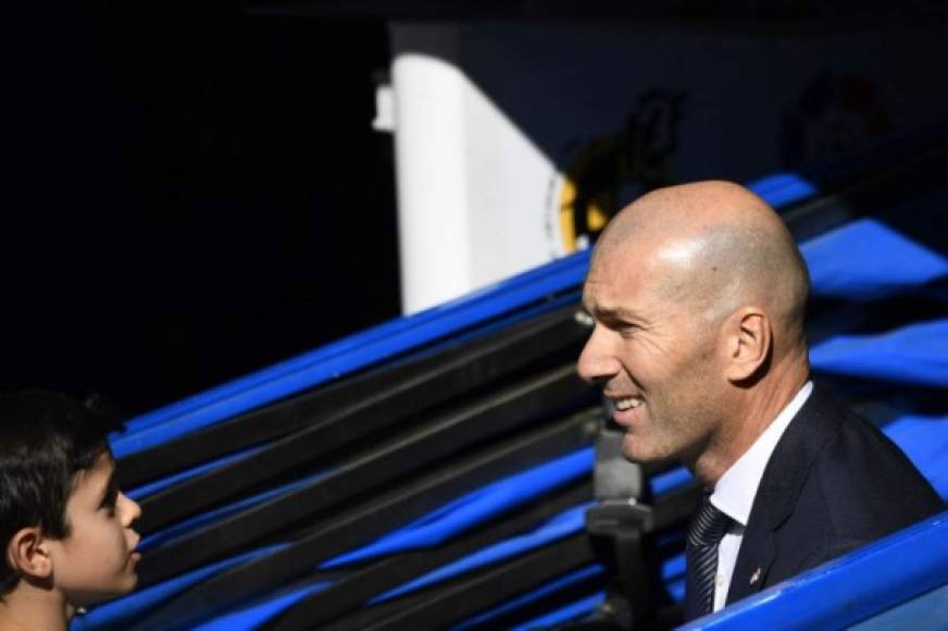 A Zidane se le vio con varias muestras de cariño. Antes del pitazo inicial, fue captado saludando a un pequeño hincha del Real Madrid.