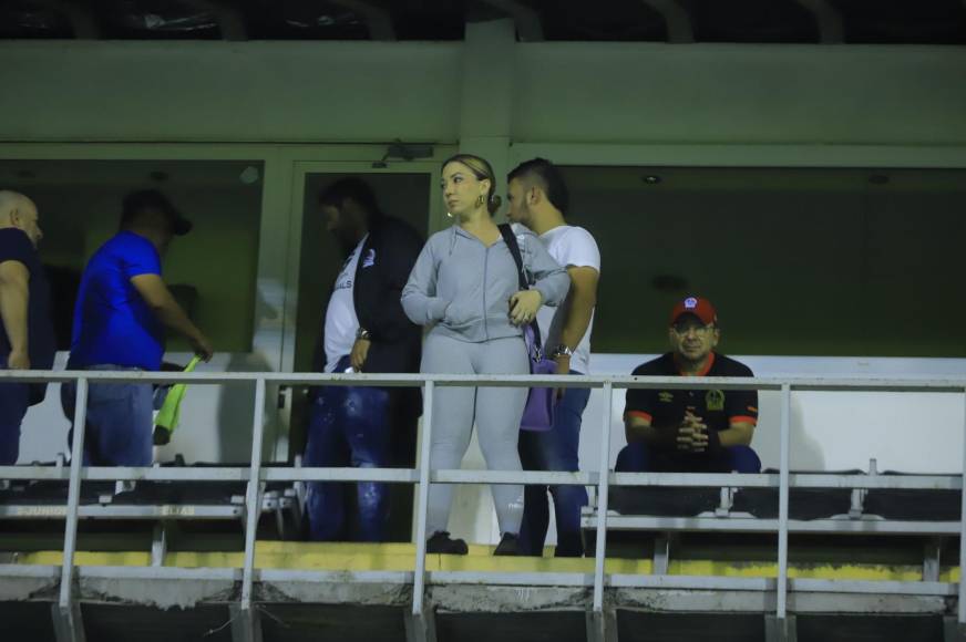 Esta hermosa dama se robó las miradas en el estadio Morazán en el duelo donde Olimpia goleó 4-1 a los Lobos de la UPN.