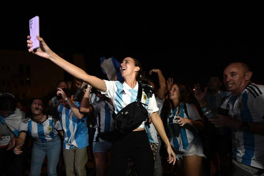 Aficionados argentinos esperaron la llegada de su selección en el lugar donde están ya concentrados.