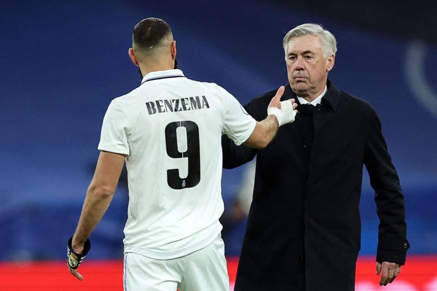 Carlo Ancelotti y Karim Benzema celebran la clasificación a semifinales de la Copa del Rey.