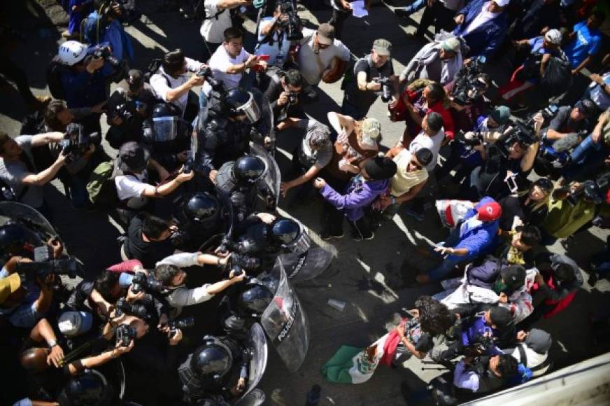 Los migrantes se enfrentaron a los policías tras participar en una marcha convocada para esta mañana y que fue contenida por varias horas por los federales mexicanos.