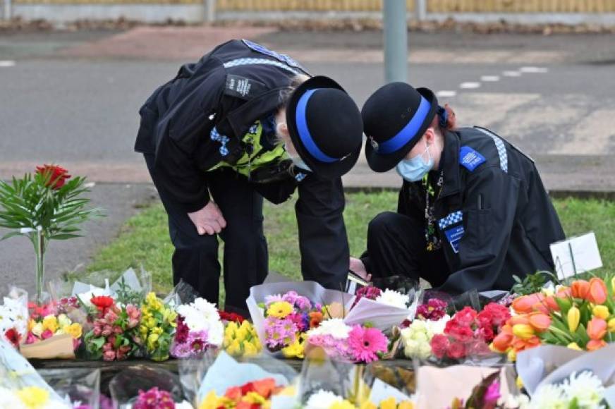 Tras conocerse su fallecimiento, decenas de ramos de flores fueron depositados frente a su casa en Bedforshire, al norte de Londres.