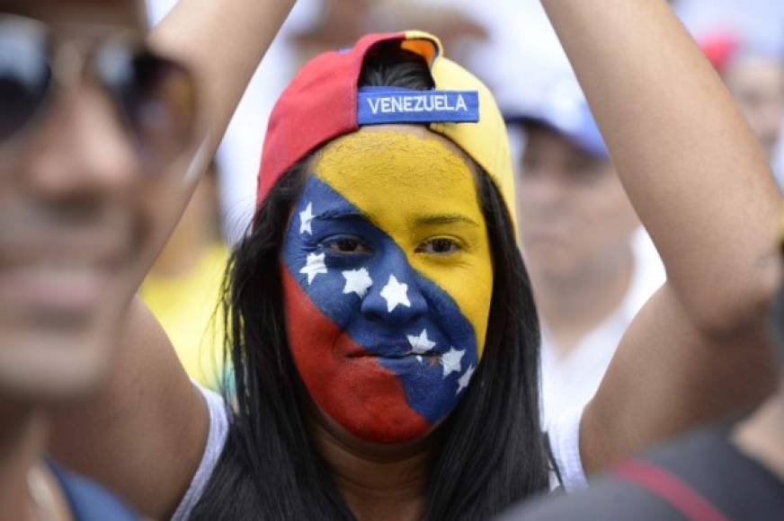 Los oposiores buscan exigir un referendo revocatorio contra el presidente Nicolás Maduro, quien responde al desafío con otra manifestación, entre temores de brotes de violencia.