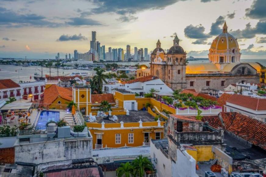 Cartagena, Colombia. Este lugar es uno de los sitios turísticos más destacados y reconocidos en todo el mundo. En la ciudad encuentra Hoteles para todos los presupuestos y muy buenos Restaurantes.<br/><br/>Cartagena se ubica en una bahía, rodeada de Islas, llena de encantos por todas partes. Su centro histórico es hermoso, conocido como La Ciudad Amurallada, fue declarado Patrimonio Nacional de Colombia en 1959 y por la Unesco Patrimonio de la Humanidad.<br/><br/>