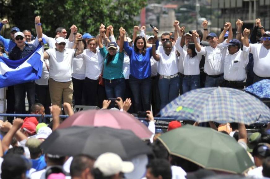 Militantes del Partido Nacional durante una marcha este sábado en Tegucigalpa en apoyo al presidente Juan Orlando Hernández, a quien la Fiscalía de Nueva York señala de usar dinero del narcotráfico para campañas políticas.