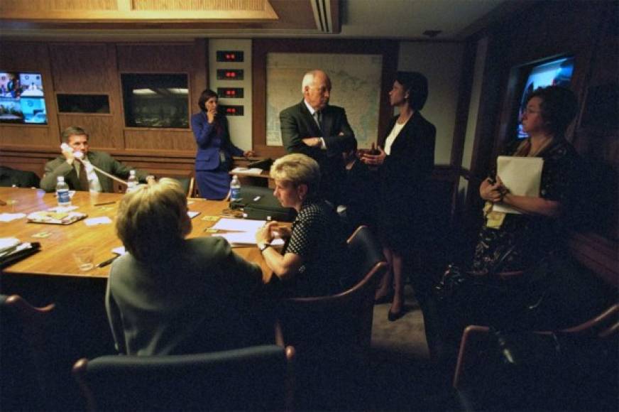 Imágenes declasificadas hace pocos años muestran al equipo de Bush trabajando en el búnker de la Casa Blanca tras los atentados terroristas.