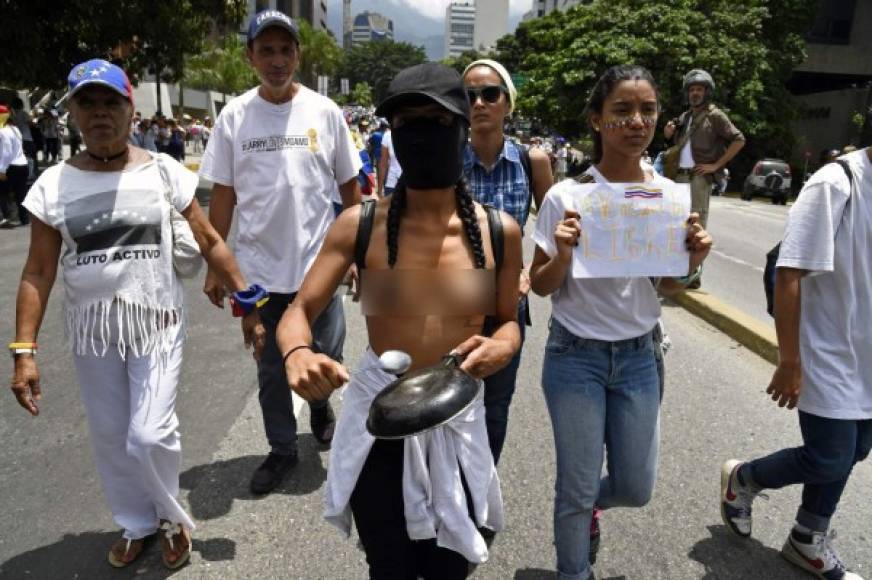 Armadas con cacerolas y con los senos al aire, muchas manifestantes exigían la dimisión inmediata de Nicolás Maduro como presidente de Venezuela.