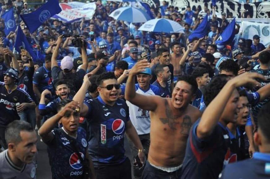 La barra del Motagua alentando a su equipo que llegaba al estadio Nacional Chelato Uclés.