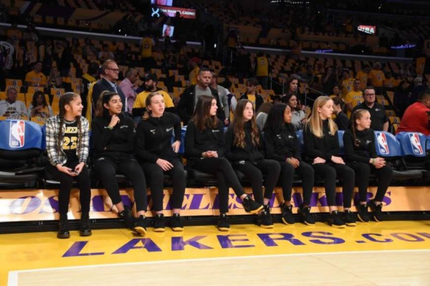 Alumnas de la Fundación Deportiva Mamba estuvieron presentes en el homenaje a Kobe Bryant. Eran compañeras de la hija del basquetbolistas.