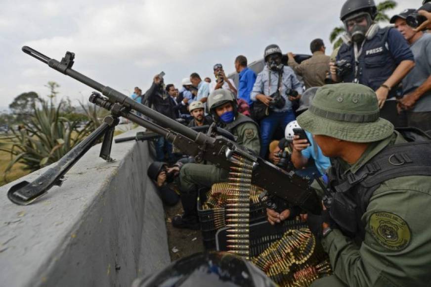 Fuertemente armados, los militares sublevados instan al resto de la Fuerza Armada venezolana a unirse en sus esfuerzos por sacar a Maduro del poder.