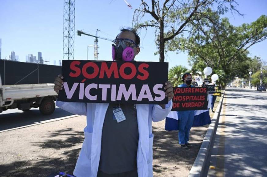 Cientos de médicos protestaron este sábado contra el gobierno de Honduras, por lo que consideran mal manejo de la pandemia del nuevo coronavirus, que ha provocado la muerte de 79 miembros de ese gremio profesional. AFP
