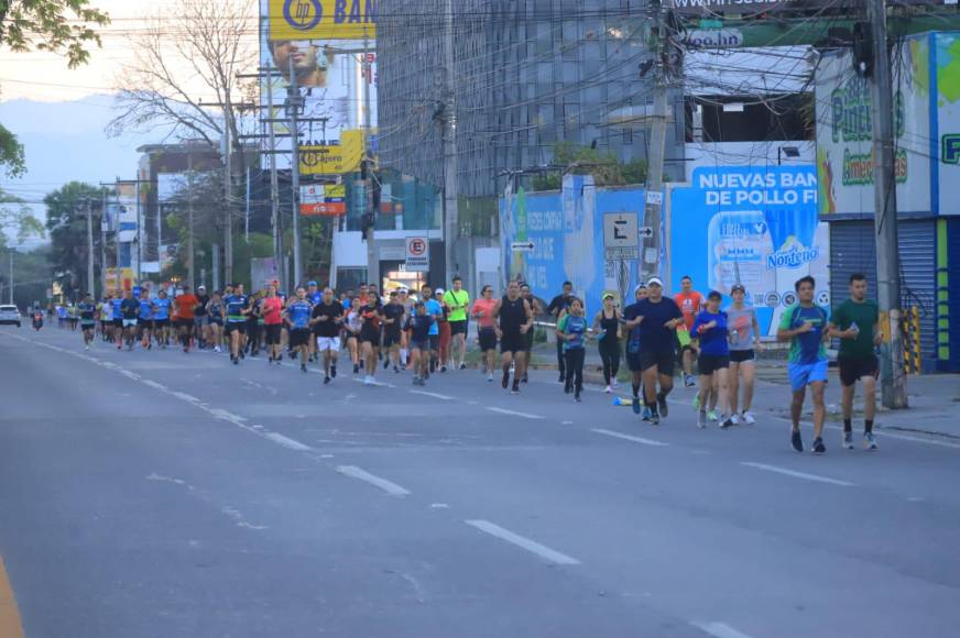 El recorrido es de 10.5 kilómetros y la capacitación está a cargo de la entrenadora Sandra Di Palma; este evento es conocido como bootcamps o un campamento de entrenamiento. Fotografías: La Prensa / Melvin Cubas. 