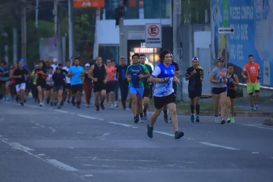 El entrenamiento comenzó a las 5:00 am, desde el punto de encuentro Comisariato Los Andes. Fotografías: La Prensa / Melvin Cubas. 