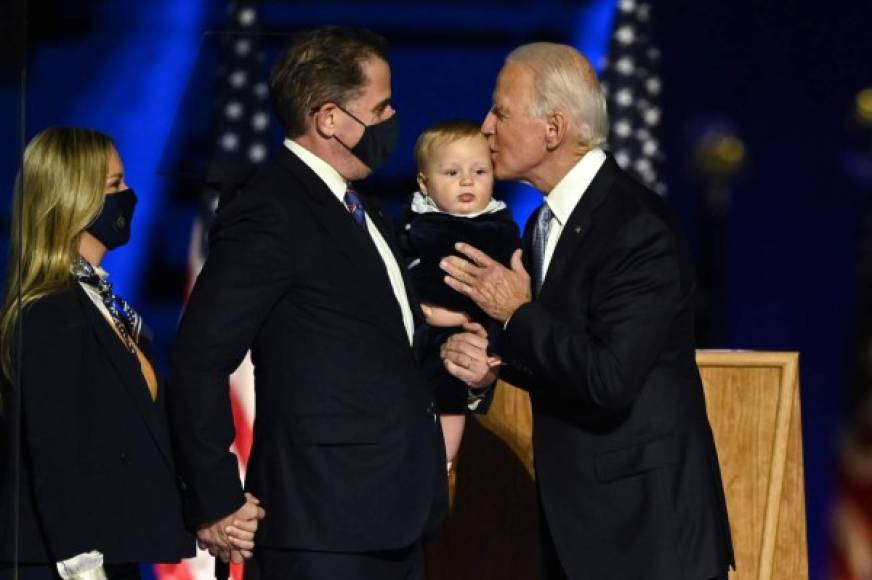 Hunter dio la bienvenida a su cuarto hijo este año y lo presentó en el discurso de la victoria de su padre en Delaware.<br/><br/>Trump atacó a Biden en el debate presidencial exponiendo las adicciones a las drogas de Hunter y sus supuestos actos de corrupción. 'Mi hijo, como mucha gente en casa, tenía un problema de drogas. Lo ha superado. Lo ha arreglado. Ha trabajado en eso. Y estoy orgulloso de él', respondió Biden.