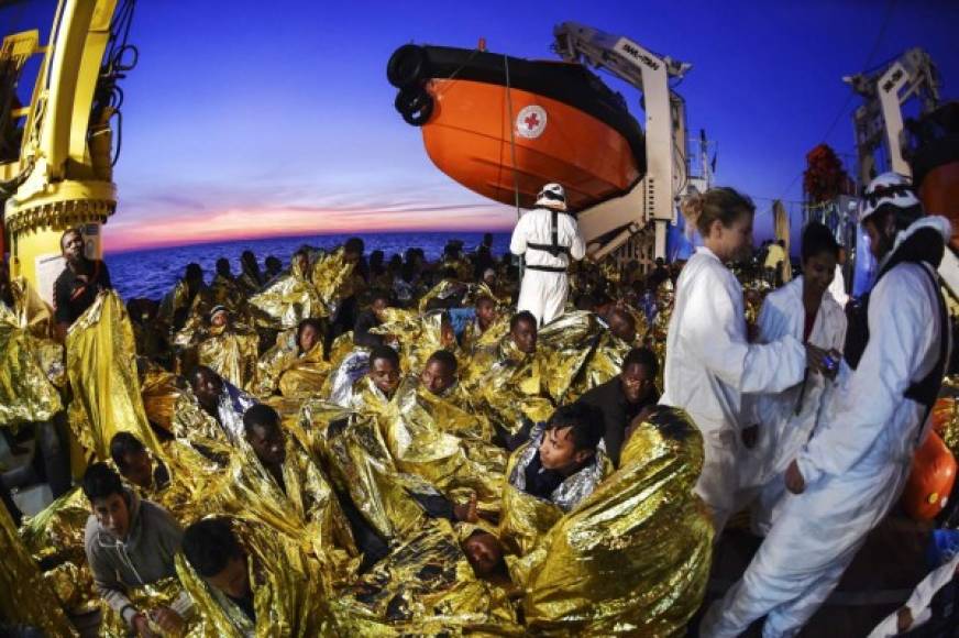 La Guardia Costera italia rescató un total de 1.400 inmigrantes en siete operaciones de rescate mientras se encontraban e la deriva en el Canal de Sicilia.