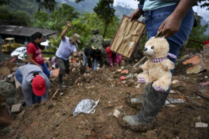 Entre los escombros encontraron juguetes, peluches de los menores que sufrieron el incidente.