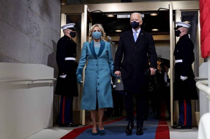 La primera dama de Estados Unidos lució un abrigo largo color azul turquesa de la marca estadunidense Markarian, al igual que su vestido.