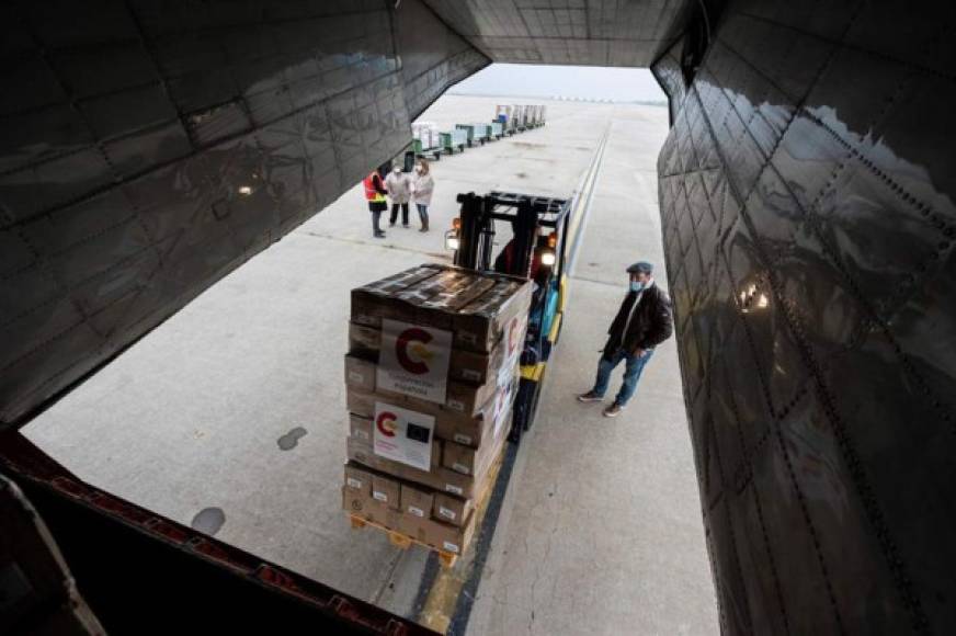 El avión de la reina Letizia también transportaba 120 toneladas de material de emergencia, cuyo coste y el de su envío ronda el medio millón de dólares.