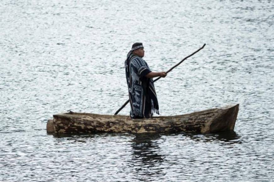 Para los mapuches, cuando la Luna cubre al Sol trae un mensaje de cambio, a veces negativo pero también de equilibrio. Así es que algunos mapuches atribuyeron los cambios sociales y políticos que sacudieron a Chile desde octubre de 2019 al eclipse total de Sol que se vio el 2 de julio de ese año en una suerte de fiesta masiva en el desierto del norte del país.