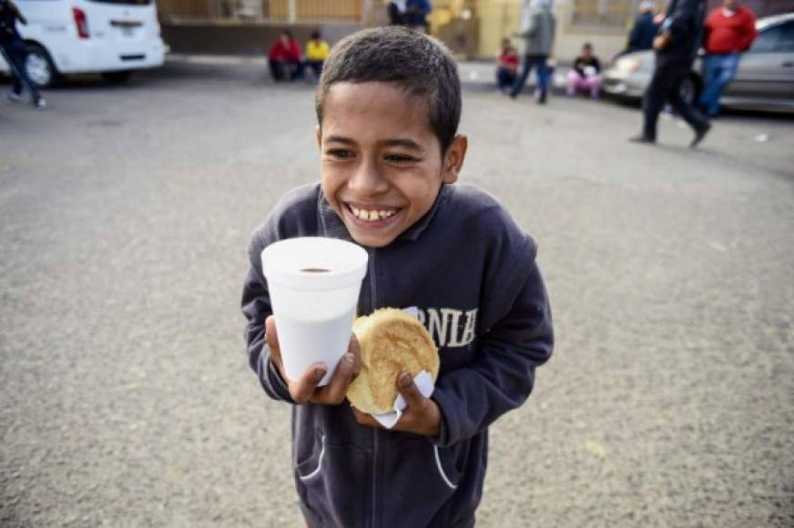 Sin embargo, también han habido ciudadanos compasivos, que llevan donaciones de alimentos, ropa y medicina al campamento de los migrantes en Tijuana.